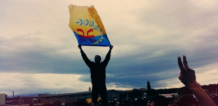 De la régression autonomiste à la symbolique du drapeau