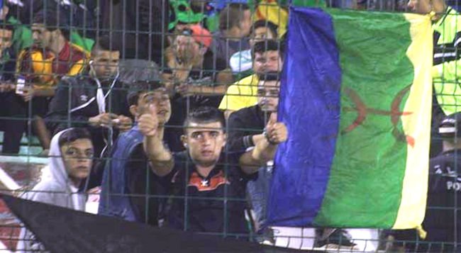 Rencontre MCA – JSK à Alger : Les drapeaux amazighs saisis par la police algérienne