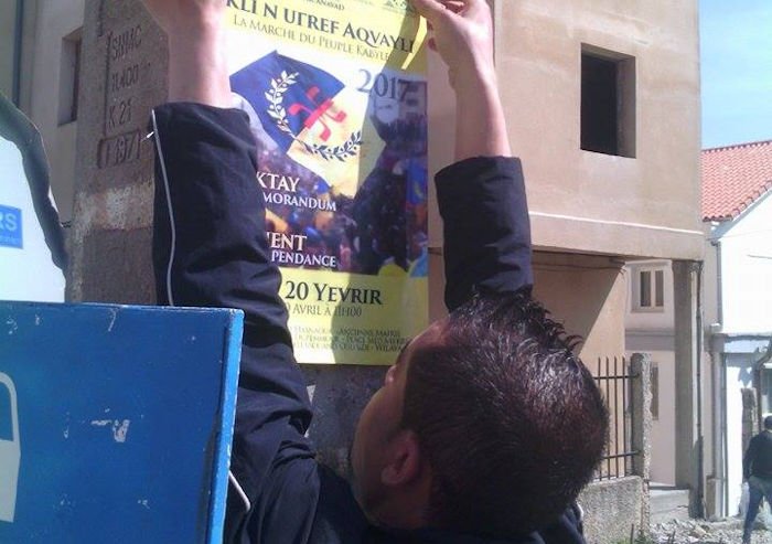 20 avril : A Iferhounene, la campagne d’affichage a eu lieu au nez et à la barbe des policiers