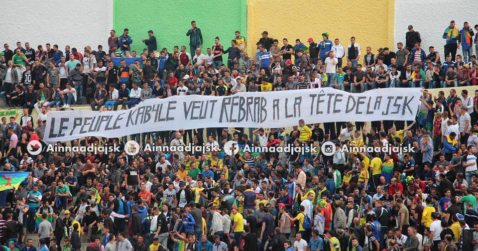 Une banderole au nom du Peuple kabyle sur les gradins du Stade de la JSK