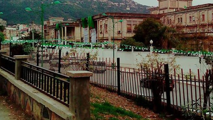 Provocation : l’itinéraire de la marche de Tizi Wezzu envahi de drapeaux de l’Algérie coloniale