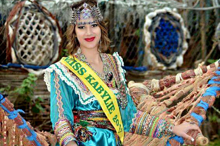 Le Ministre de la langue et de la culture kabyles félicite Amira Mokrani, une fille digne de la Kabylie