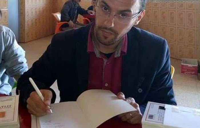 Inquisition : l’écrivain engagé Larbi Yahioun contraint de faire la vente dédicace de ses livres dans des cafés