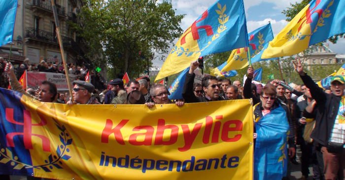 Défilé du 1er Mai à Paris : le carré kabyle a attiré la curiosité des marcheurs