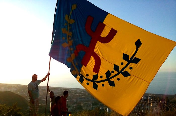 Levée du drapeau kabyle à Iḥemziyen, Tiziṭ et Melbu