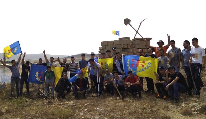 Levée du drapeau kabyle sur le tombeau du chef de guerre numide Tacfarinas à Sour El Ghozlane