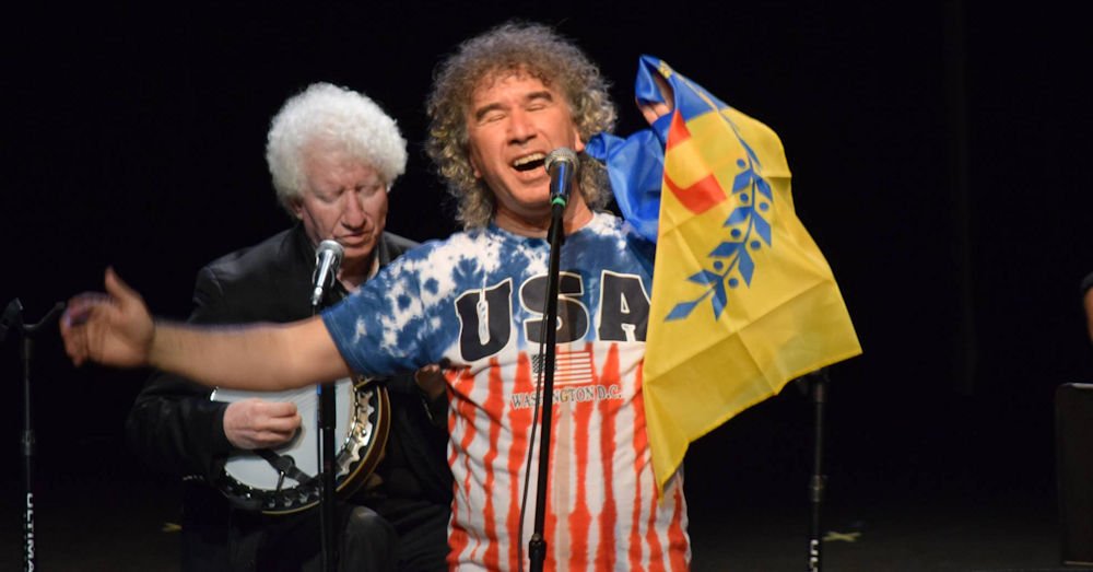 Zedek Mouloud arbore un t-shirt aux couleurs des USA et brandit le drapeau kabyle