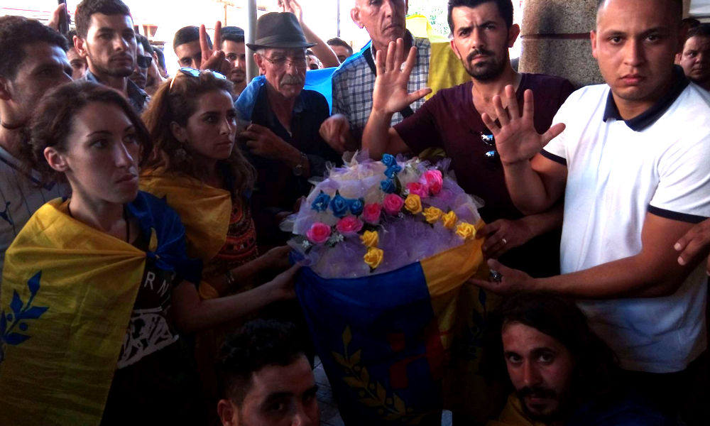 Iɛeẓẓugen : Les militants kabyles ont déposé des gerbes de fleurs à la mémoire des martyrs du printemps noir
