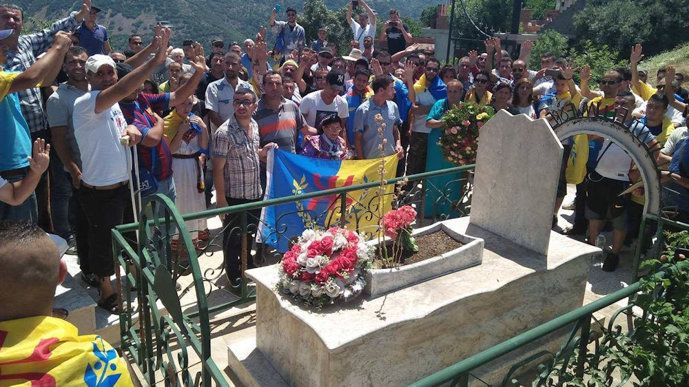 Recueillement sur la tombe d’Ameziane Mehenni : drapeaux kabyles, gerbes de fleurs et youyous