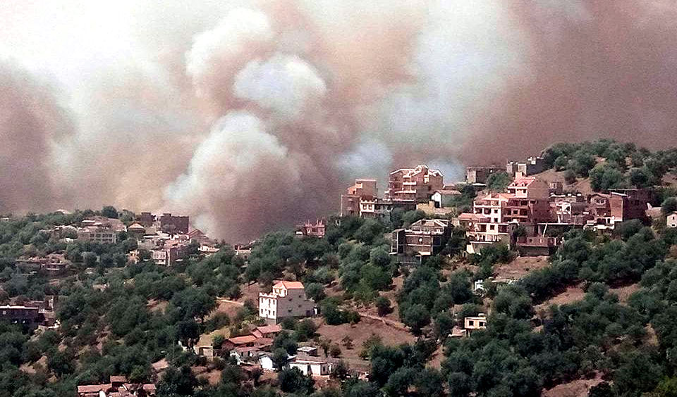 La plupart des localités kabyles en feu : des habitations touchées et des blessés recensés