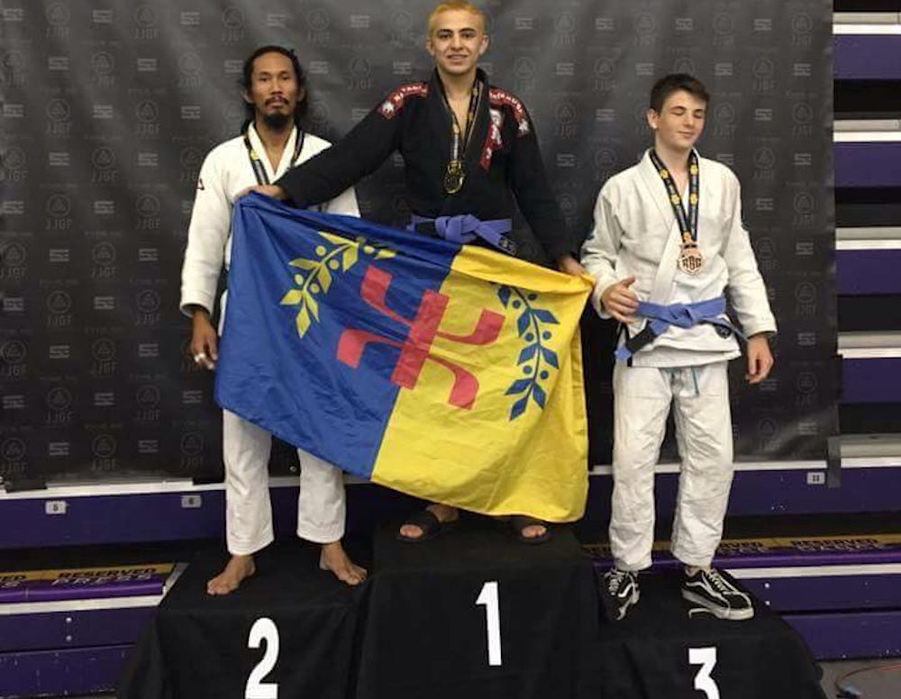 USA : un champion en Jiu-jitsu monte sur le podium avec un drapeau kabyle