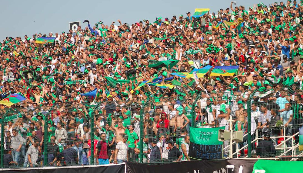 DIRECT. Arrestation de plusieurs supporters du MOB pour détention d’un drapeau kabyle