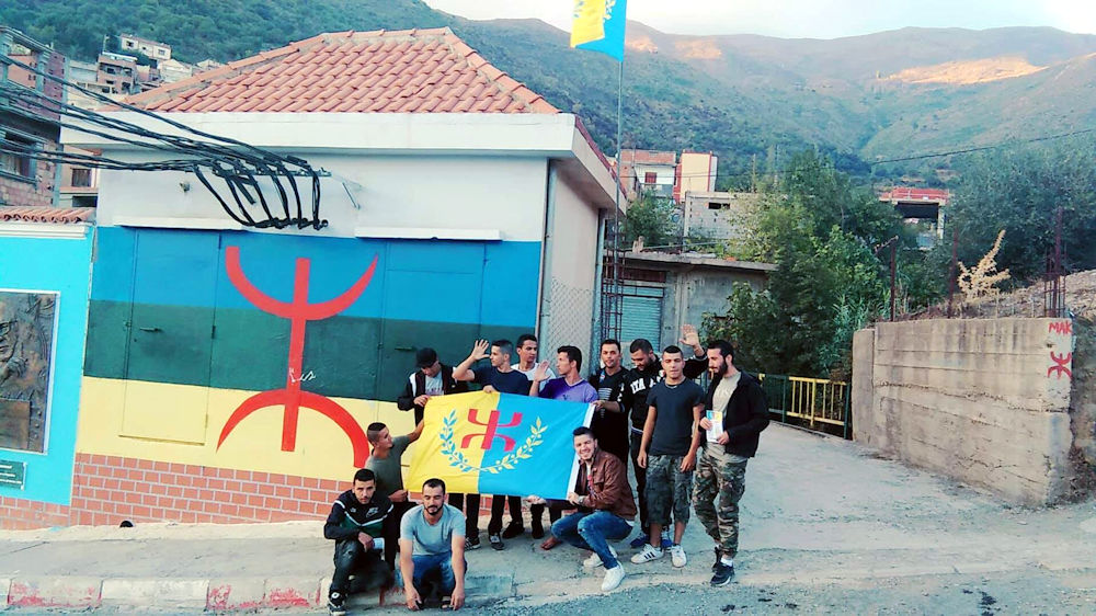 Lever du drapeau kabyle à Aguentour par la Coordination MAK-Anavad de Tazmalt
