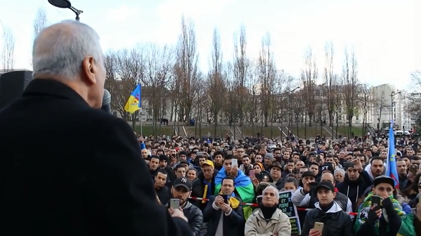 Ferhat Mehenni à la place Stalingrad : « La jeunesse Kabyle dote la Kabylie d’une force de frappe, d’intelligence, d’honneur et de compétences »