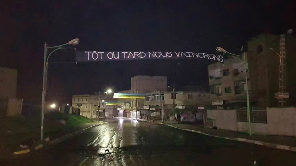 La police algérienne arrache une banderole « Tôt ou tard, nous vaincrons » à Tizi Bucen