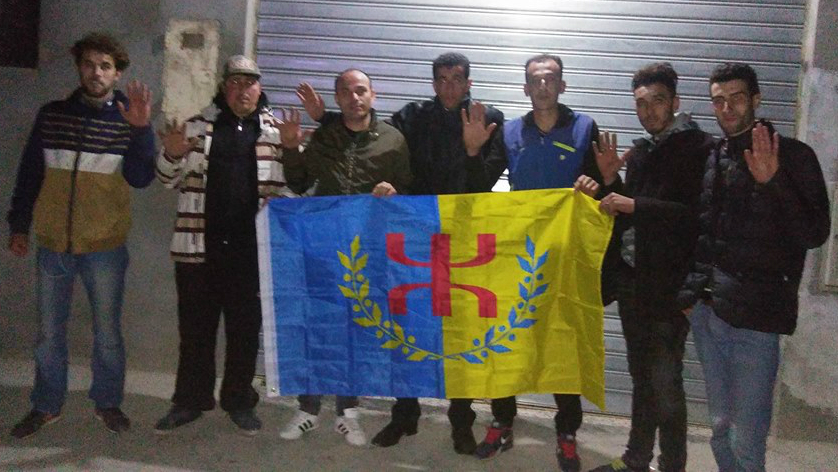 Koceila Ikken rend visite aux militants du MAK de Setif tabassés à Vgayet par la police algérienne le jour de Yennayer