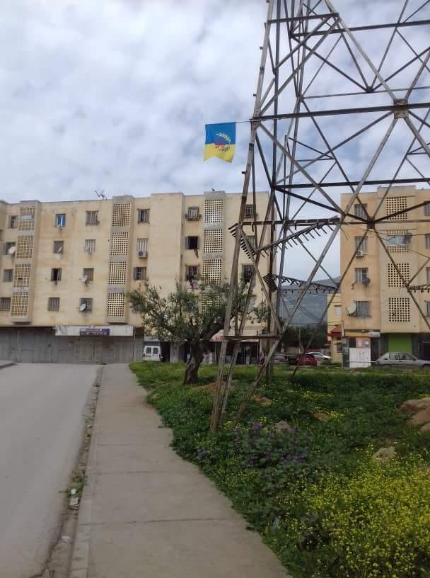 Lever du drapeau kabyle à Tazmalt