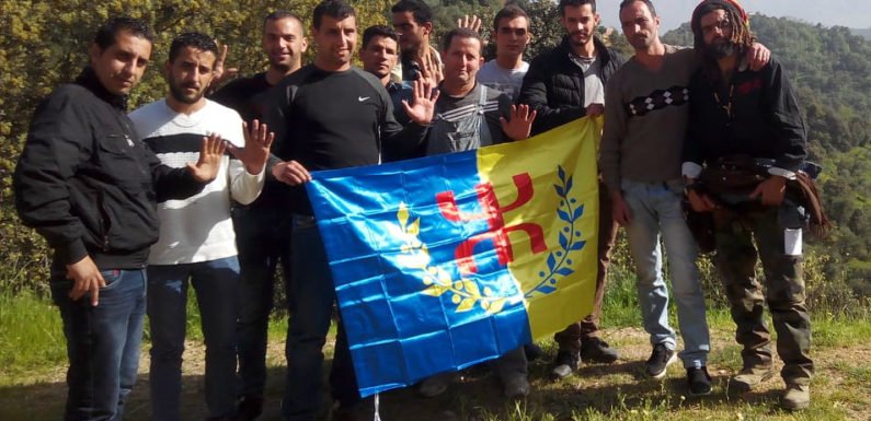 Laṛevεa n At Iraten : Lunis Hamzi et Samir Muqrani animent une rencontre de sensibilisation pour la marche du 20 Avril à Tizi-Wezzu