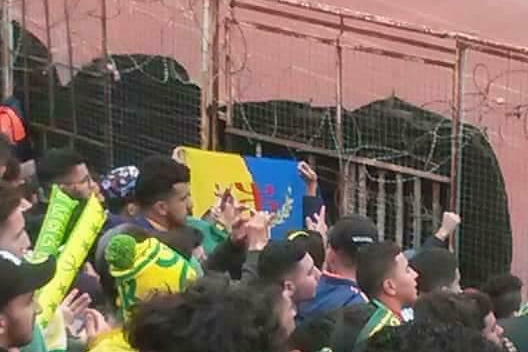 ALERTE : Le chauffeur de bus des supporters de la JSK d’Aqvu toujours séquestré par la police coloniale algérienne