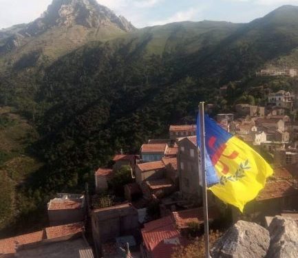 Le village At Adella officialise la souveraineté par la levée du drapeau kabyle
