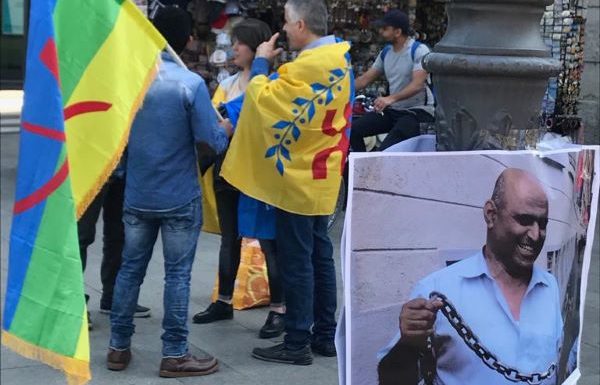 Les manifestants mozabites et kabyles dénoncent l’assassinat de Kamel Eddine Fekhar, devant le consulat d’Algérie à Milan