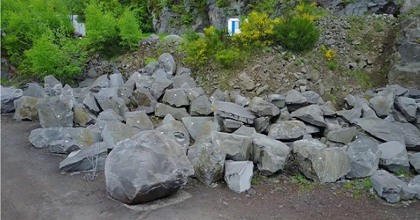 LES TAILLEURS DE PIERRES DE KABYLIE : VICTIMES DE LA MISÈRE SEMÉE PAR LE POUVOIR COLONIAL