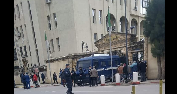 UN JUGE REFUSE UN PLAIDOYER EN LANGUE KABYLE AU TRIBUNAL DE VGAYET: LE COLONIALISME SE CONFIRME EN KABYLIE