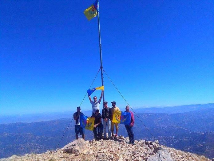 Lever du drapeau kabyle à 1 638 mètres d'altitude