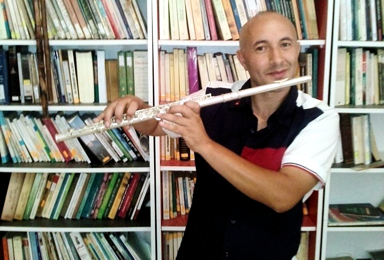 Il reprend l'Hymne National Kabyle avec une flûte traversière (et c'est magnifique) Il reprend l'Hymne National Kabyle avec une flûte traversière (et c'est magnifique)