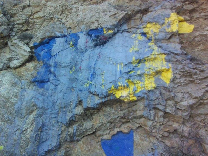 At Waɛvan : les fresques du drapeau kabyle et de Matoub Lounès à nouveau vandalisées