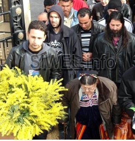 Nna Aldjia, mère de Matoub Lounes : « Les Kabyles doivent s'unir pour exiger la vérité sur l'assassinat de Lounes » Nna Aldjia, mère de Matoub Lounes : « Les Kabyles doivent s'unir pour exiger la vérité sur l'assassinat de Lounes »