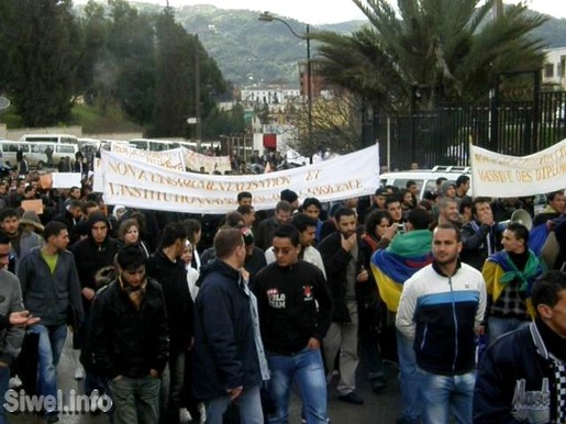 Tizi-Ouzou : des milliers d'étudiants dans la rue