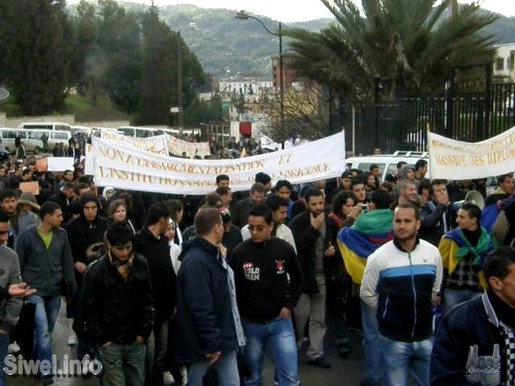 Tizi-Ouzou : des milliers d'étudiants dans la rue Tizi-Ouzou : des milliers d'étudiants dans la rue