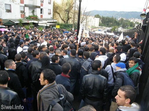 Tizi-Ouzou : des milliers d'étudiants dans la rue