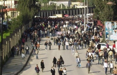 Les étudiantes marchent à Tizi-Ouzou contre l'insécurité Les étudiantes marchent à Tizi-Ouzou contre l'insécurité