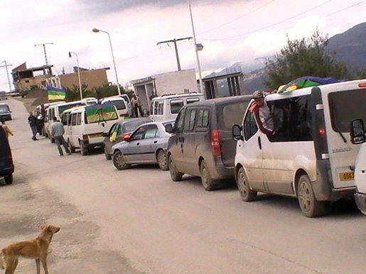 Une caravane autonomiste sillonne 3 communes kabyles Une caravane autonomiste sillonne 3 communes kabyles