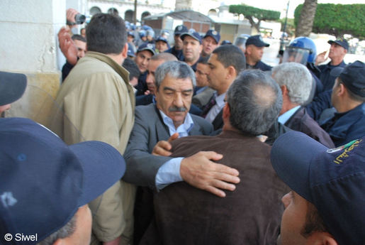 Saïd Sadi pris à partie par les manifestants pro-Bouteflika