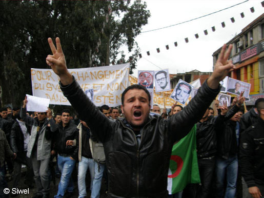 Tizi-Ouzou : les étudiants marchent pour le changement du système en Algérie