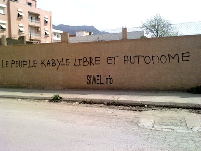Les autorités nettoient la ville de Sidi-Aïch des graffitis autonomistes pour le passage d'un ministre algérien