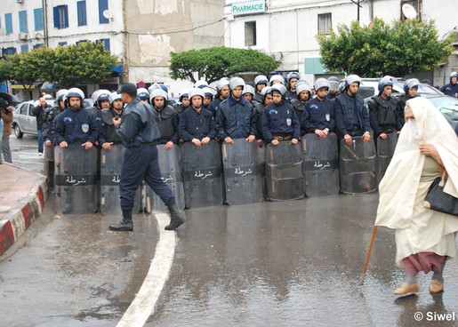 Algérie : la police empêche la marche de la CNCD Algérie : la police empêche la marche de la CNCD