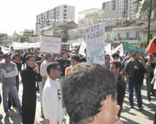 Tuviret : rassemblement des citoyens de Chréâ devant la wilaya Tuviret : rassemblement des citoyens de Chréâ devant la wilaya
