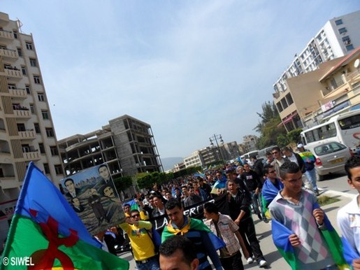 Des milliers de marcheurs répondent à l'appel du MAK à Vgayet Des milliers de marcheurs répondent à l'appel du MAK à Vgayet