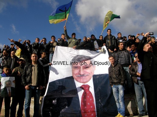 Alger : un poster géant du président du Gouvernement Provisoire Kabyle saisi par la police algérienne