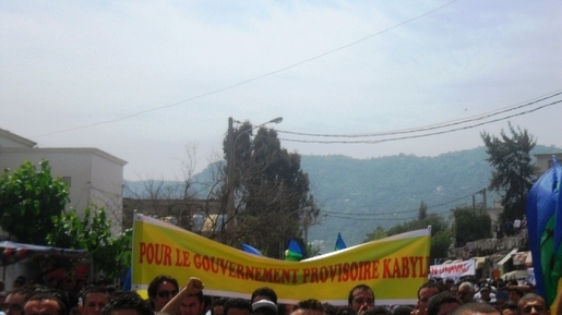 Tizi-Ouzou : une banderole du Gouvernement Provisoire Kabyle dans les gradins du stade de 1er novembre Tizi-Ouzou : une banderole du Gouvernement Provisoire Kabyle dans les gradins du stade de 1er novembre