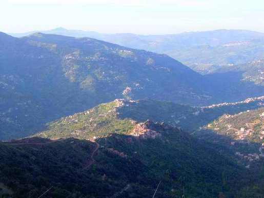 Illilten : ils contestent la construction d'une brigade de gendarmerie, les citoyens ferment la route Illilten : ils contestent la construction d'une brigade de gendarmerie, les citoyens ferment la route