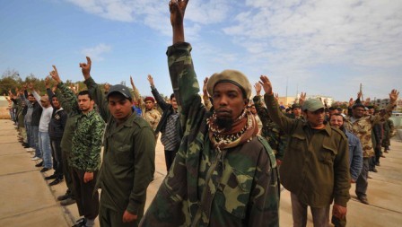 Selon une chaîne de télévision : Alger remet deux officiers libyens dissidents à Tripoli Selon une chaîne de télévision : Alger remet deux officiers libyens dissidents à Tripoli