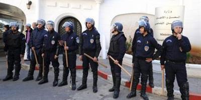 La police empêche Saïd Sadi de rejoindre la marche de la CNCD