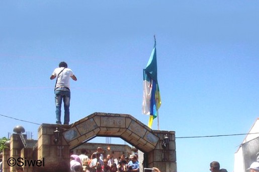 Commémoration de l'assassinat de Matoub Lounès: le drapeau berbère hissé aux côtés du drapeau algérien Commémoration de l'assassinat de Matoub Lounès: le drapeau berbère hissé aux côtés du drapeau algérien