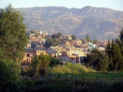 Les habitants de Laâziv n' Chikh bloquent la mairie et la RN30 Les habitants de Laâziv n' Chikh bloquent la mairie et la RN30