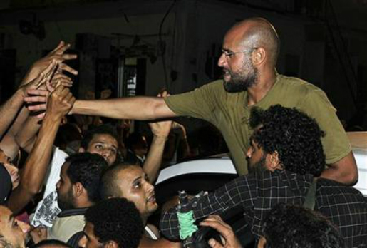 Le fils de Kadhafi se prépare à fuir la Libye (CNT)